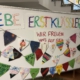 Tafel mit Fähnchen und Namen der neuen Erstklässler